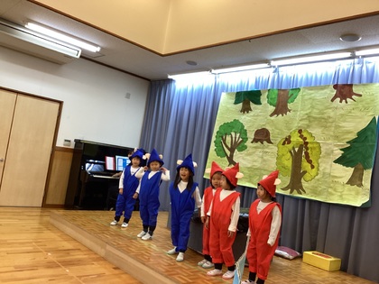 ぐりとぐら歌を歌っている