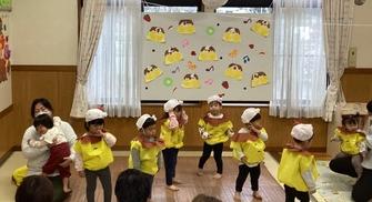 プリンであらどーもを見てもらっている