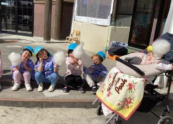 綿菓子を食べるうさぎ組