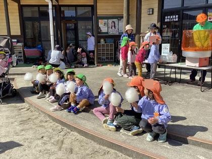 綿菓子を頬張る子ども達