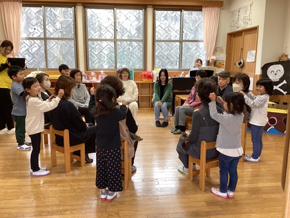 4,5歳児肩たたき