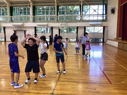 小学生と一緒に盆踊り