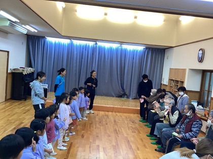 歌とプレゼント披露