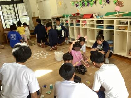 手作りおもちゃで遊んでいる。