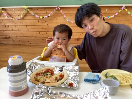 ピザを食べる2
