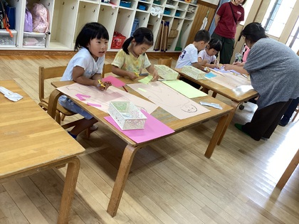 自分の身体を作って隠す場所を確認している所」