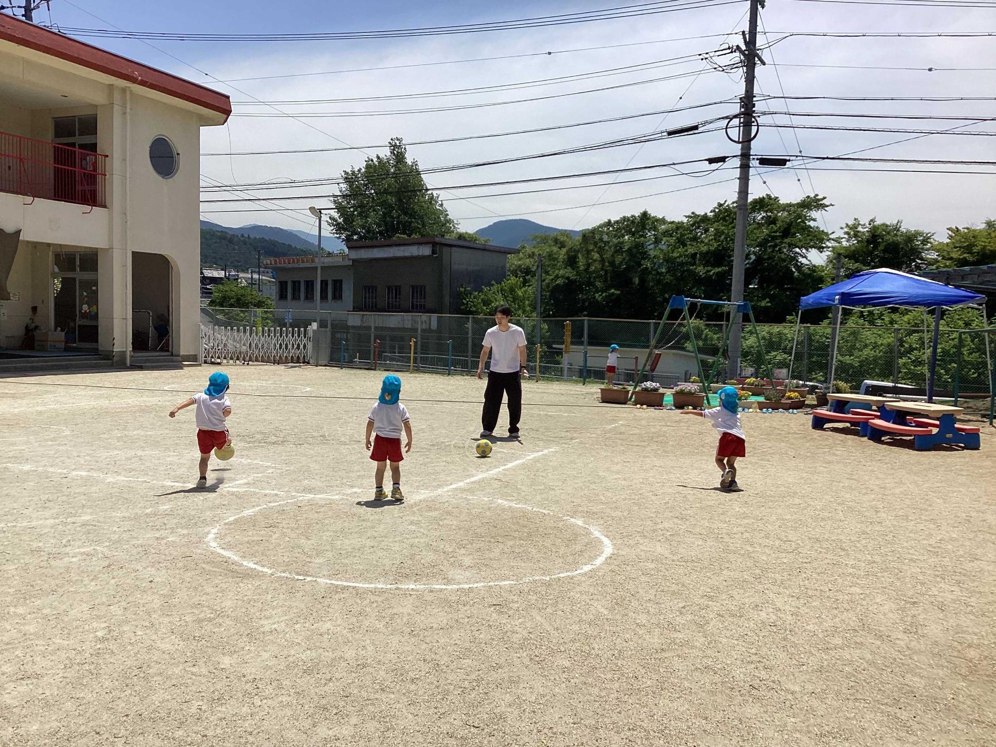 お兄さんとサッカー遊び