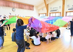 1歳児親子「おおかぜこい」の様子
