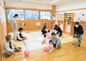 0歳児ふれあい遊びの様子