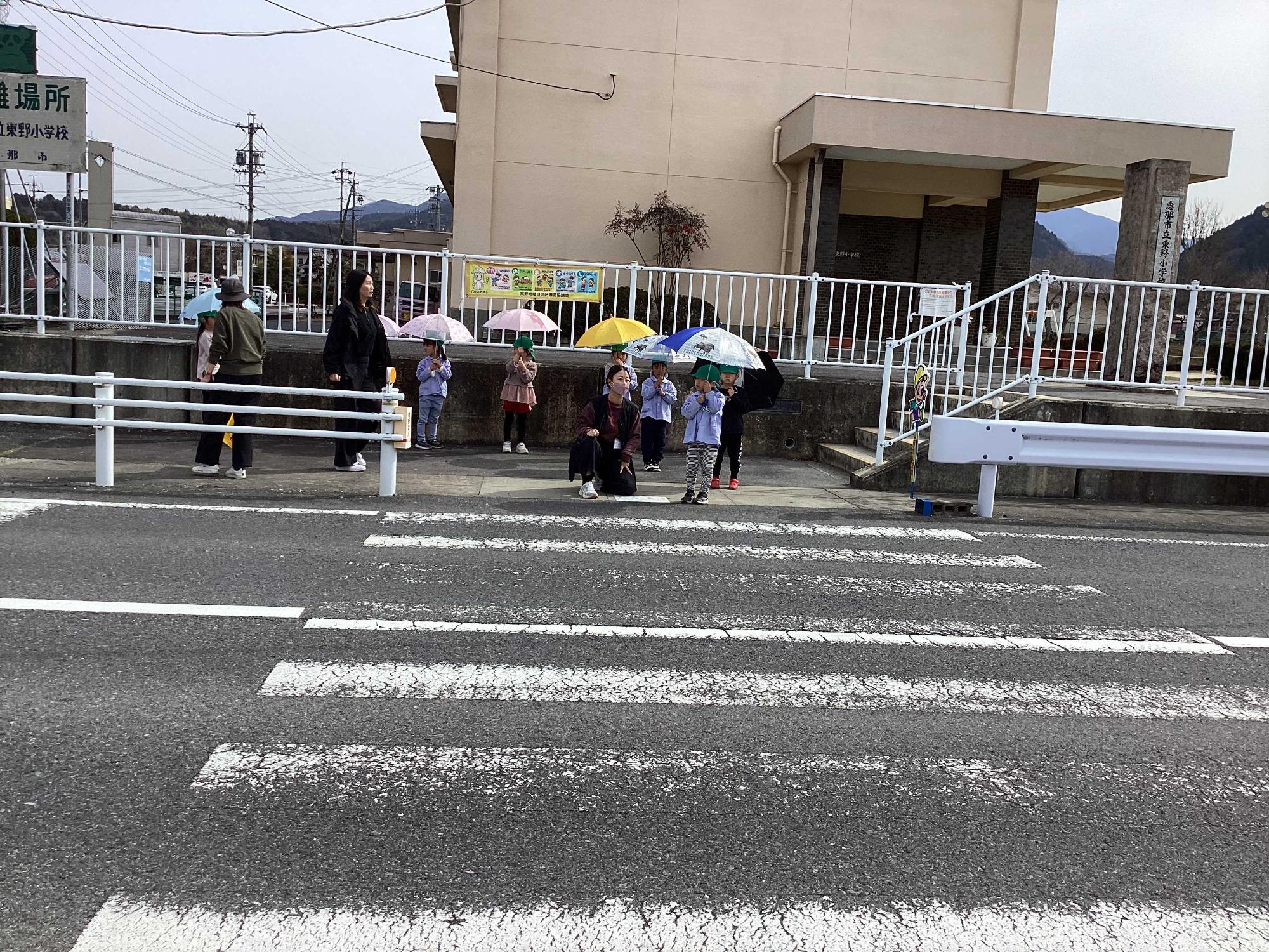 横断歩道を渡る