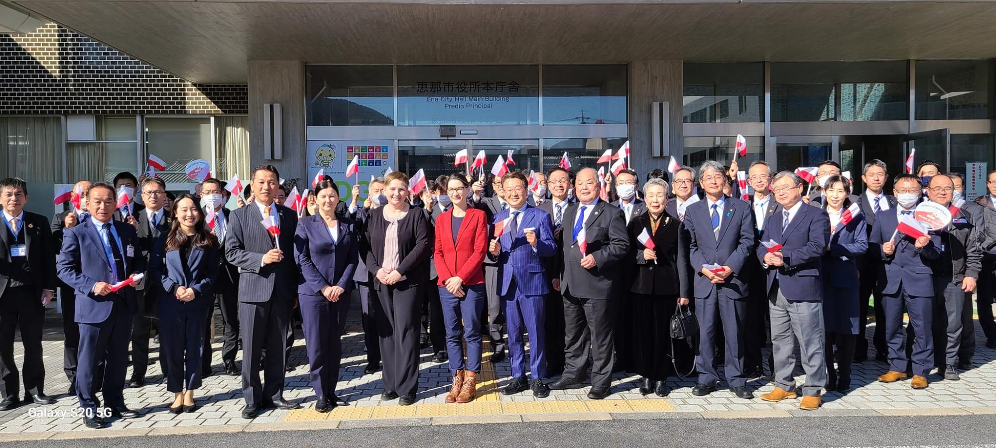 関係者と職員が、表敬訪問に訪れた日本美術技術博物館マンガの館長御一行を歓迎する様子