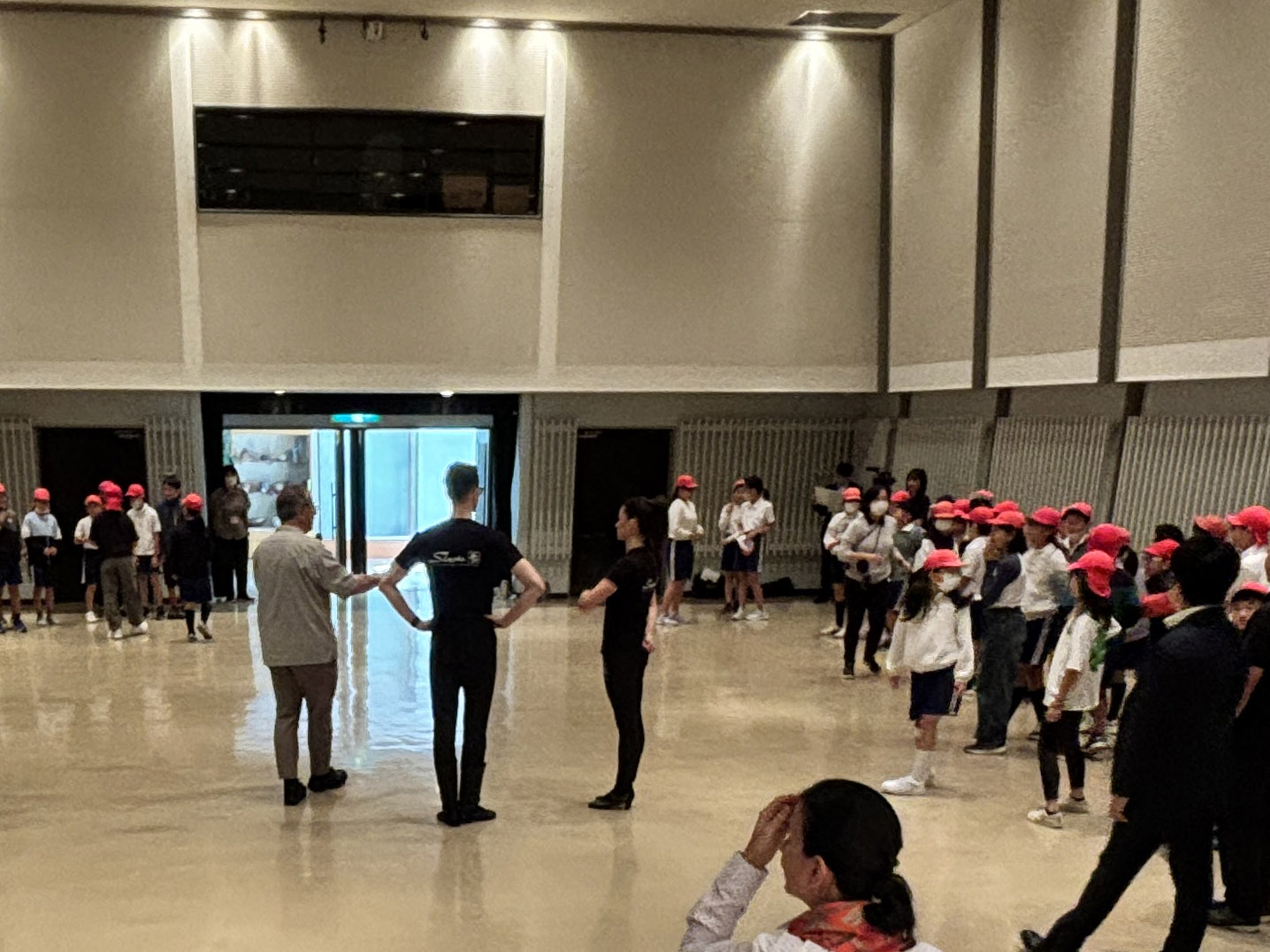 ポーランド国立民族合唱舞踊団による舞踊ワークショップ(長島小学校5年生)