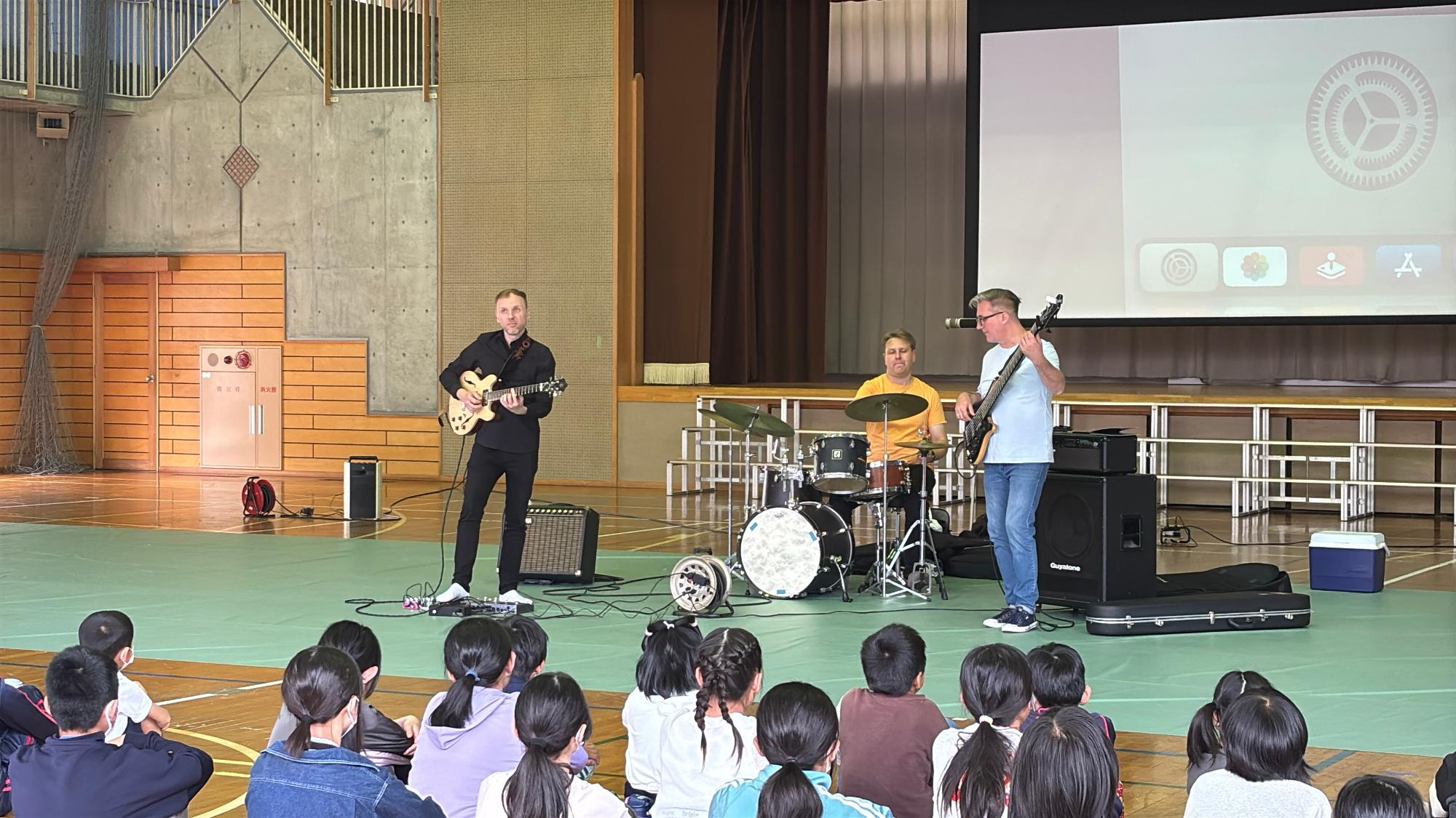 恵那北中学校における恵那北中学校生徒、恵那北小学校、中野方小学校、飯地小学校生徒との交流