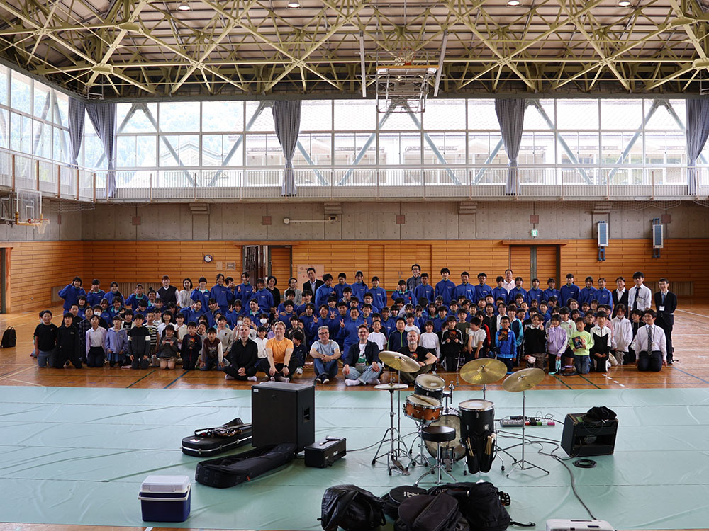 恵那北中学校生徒、恵那北小学校、中野方小学校、飯地小学校児童との交流(集合写真)