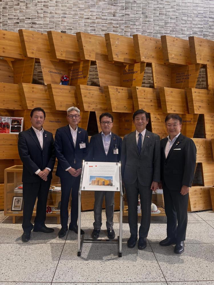 2026年6月30日、恵那市役所内のポーランドパビリオン木組みモニュメント前にて記念撮影