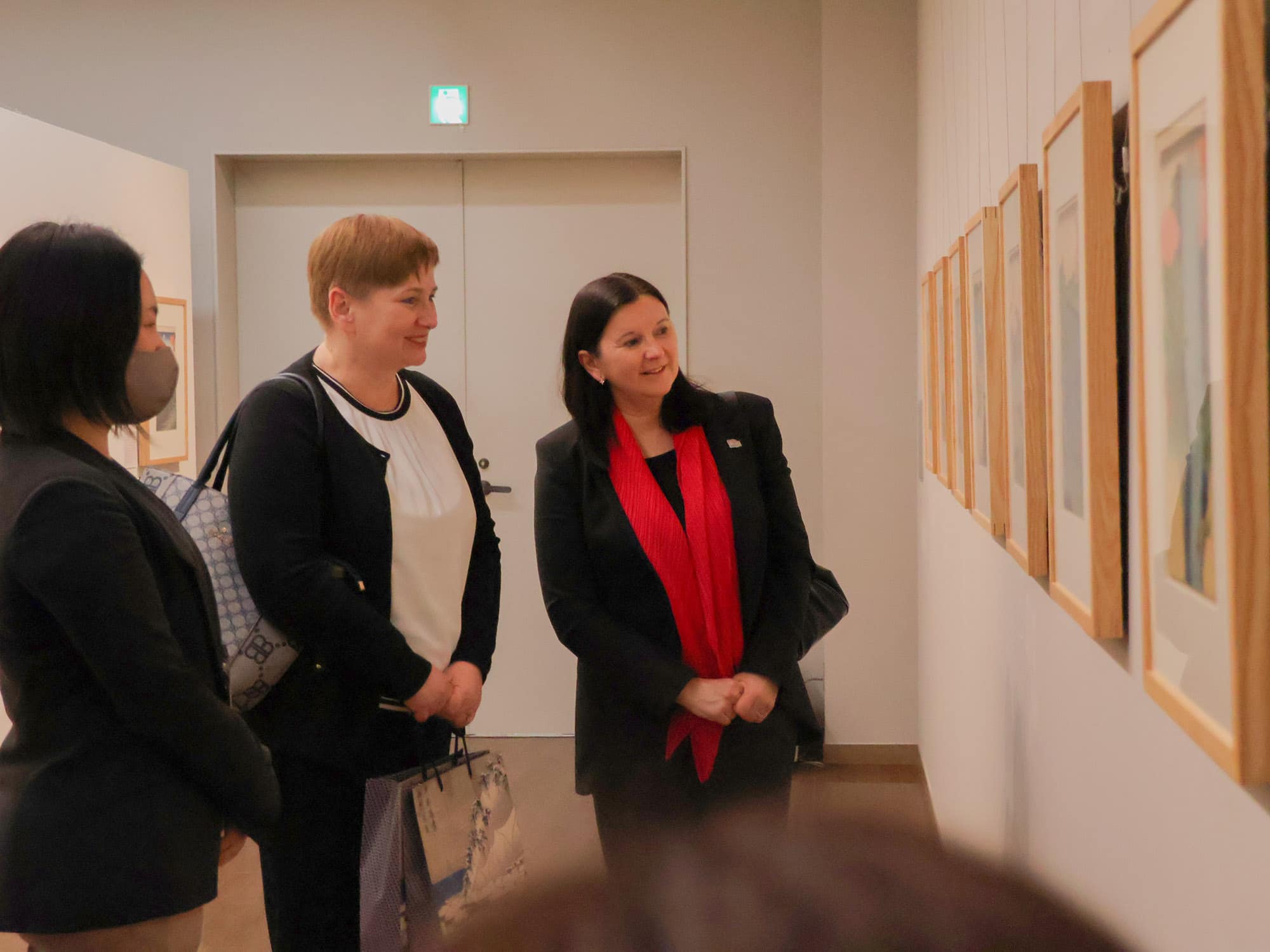 中山道広重美術館を訪問するカタジナ・ノヴァク館長とヴィオレッタ・ラスコフスカ様