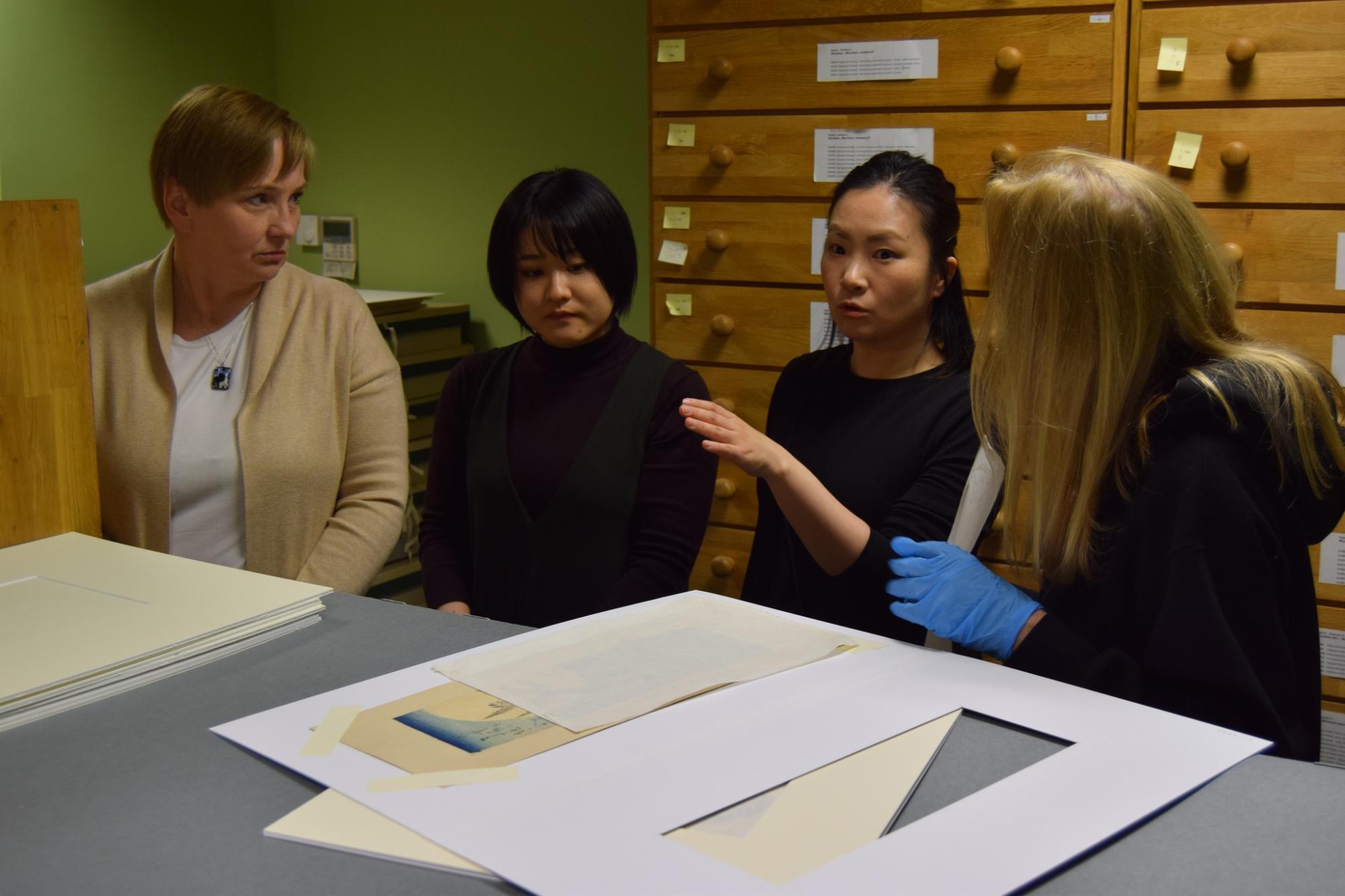 日本美術技術博物館マンガを訪れている様子2