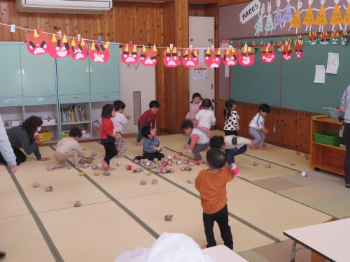 豆投げの練習