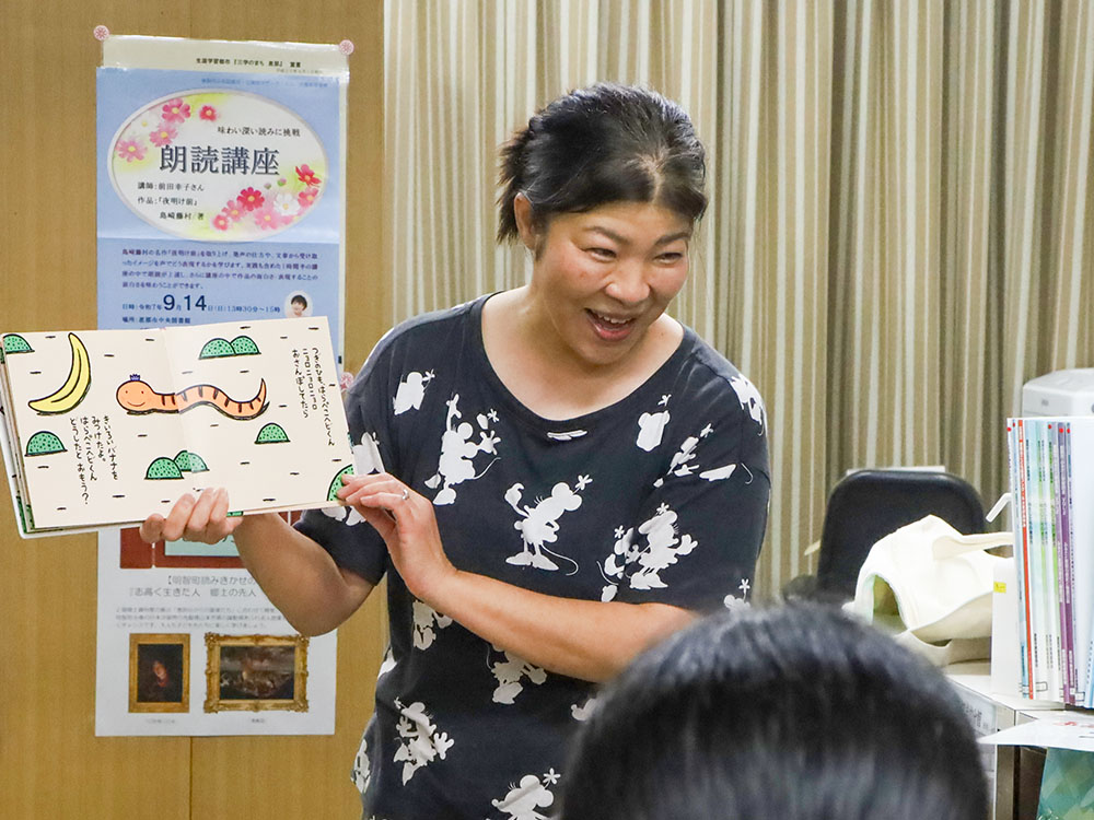 読み聞かせをしているところ