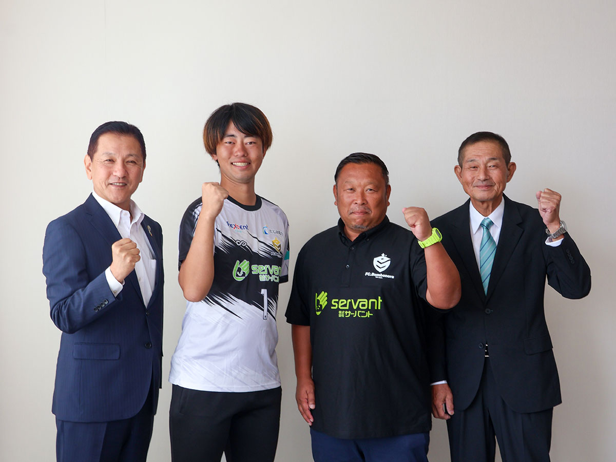 左から市長、小池さん、加藤監督、市川副会長