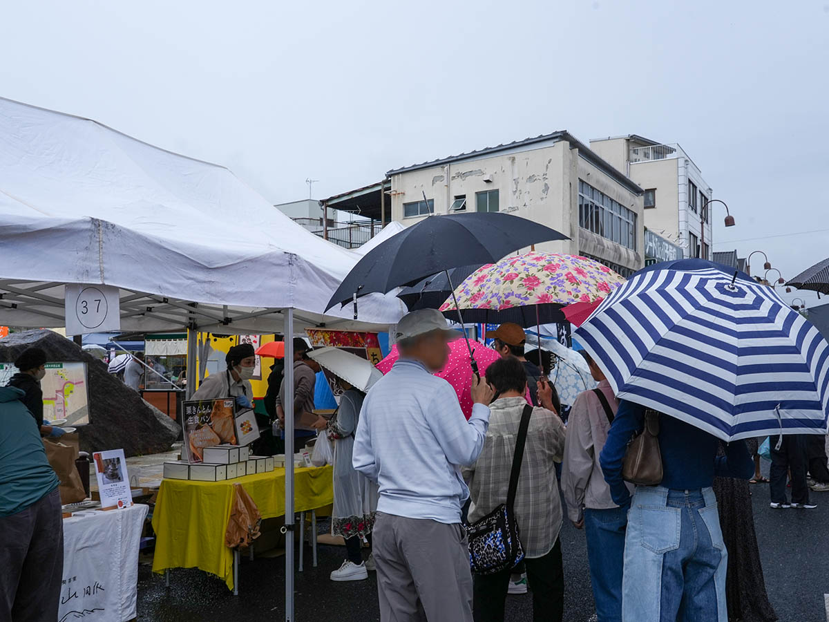多くの人で賑わう様子