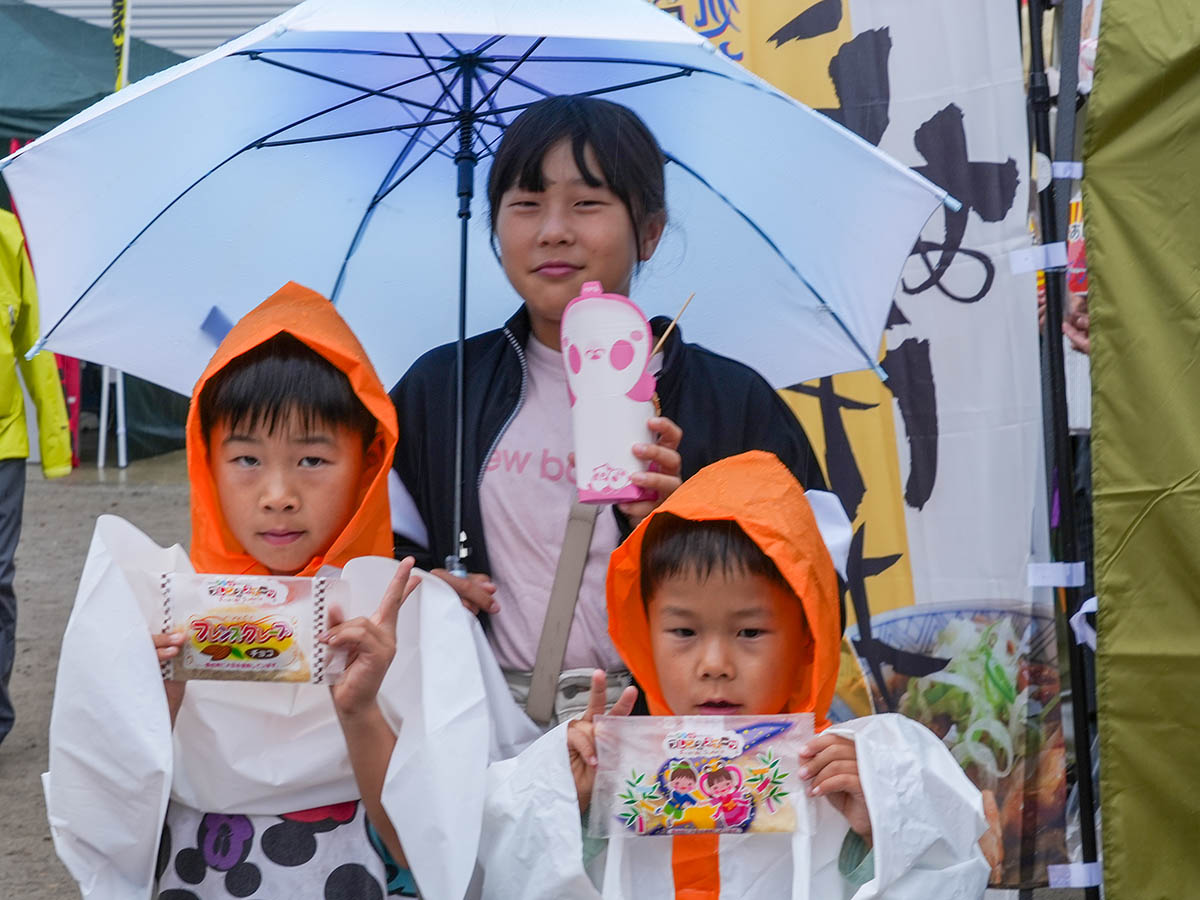 栗フェスとしぶろくマルシェを楽しむ子どもたち