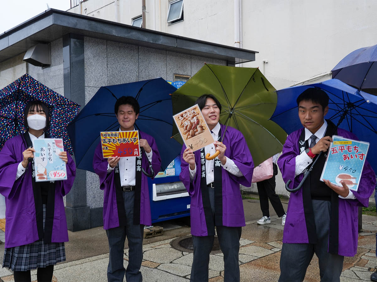 マルシェで五平もちアイスをPRする恵那南高生