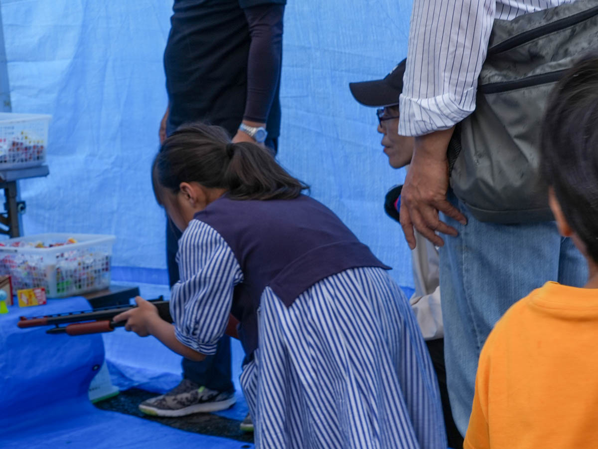 射的をする子ども