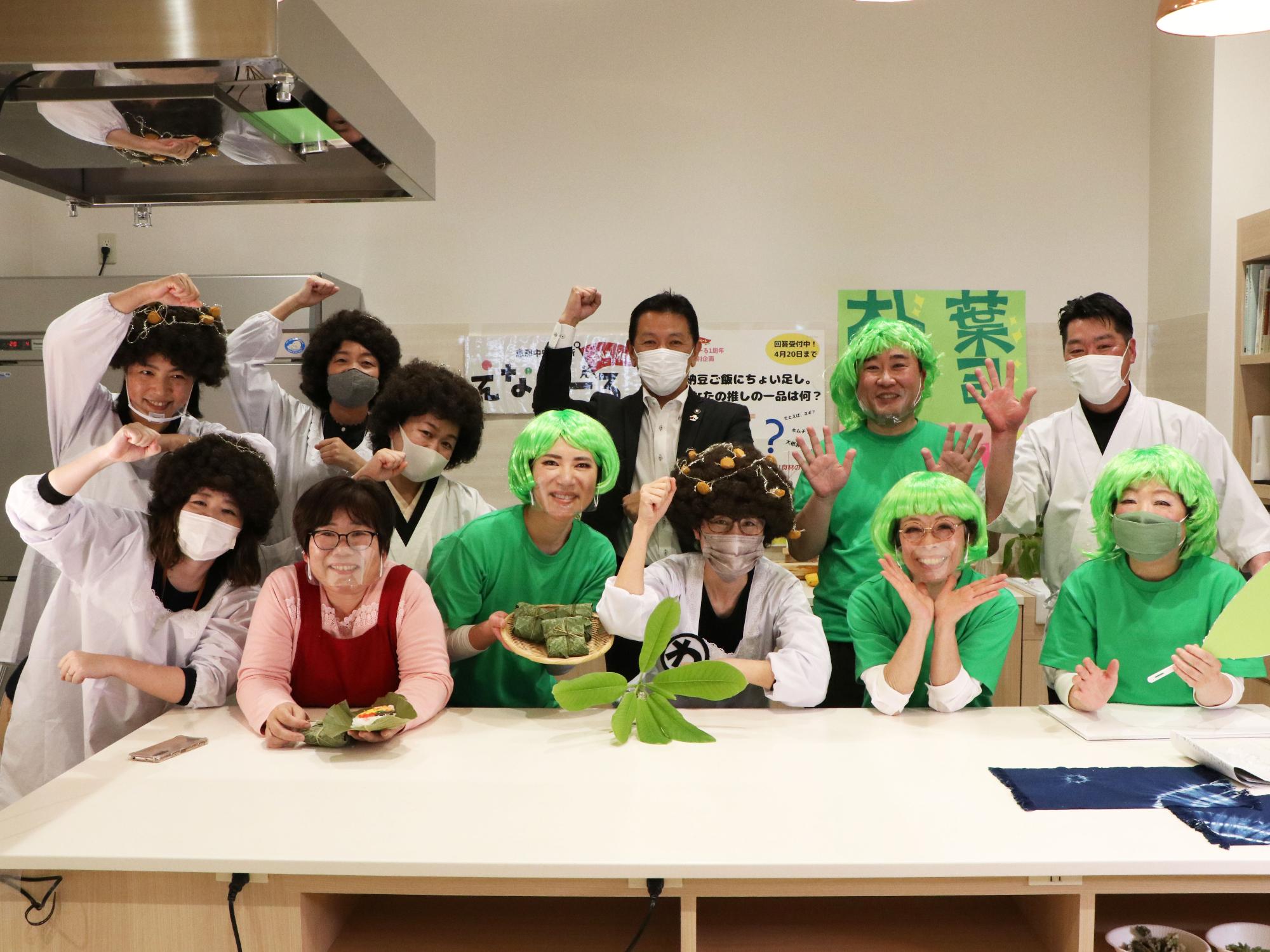 えなえーる職員、朴葉寿司プロジェクトメンバーの集合写真