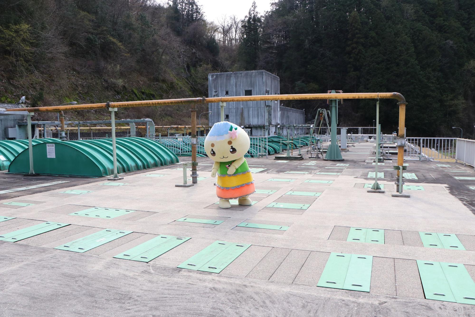 市浄化センターの最初沈殿池の上に立つエーナ