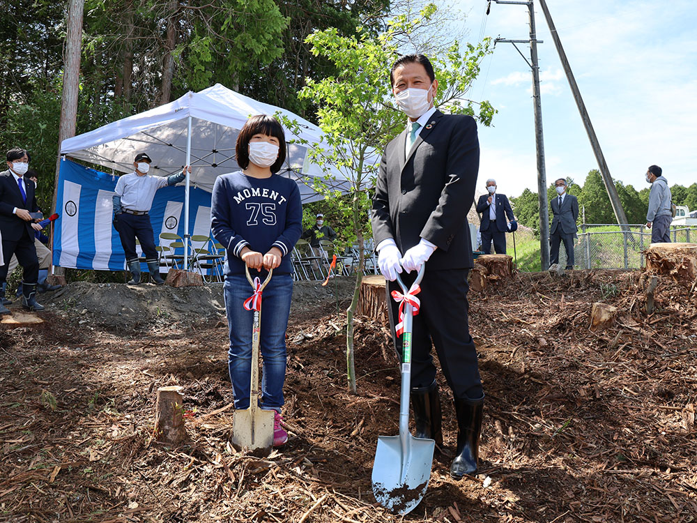 植樹イベントに参加した永谷月梛さん（左）