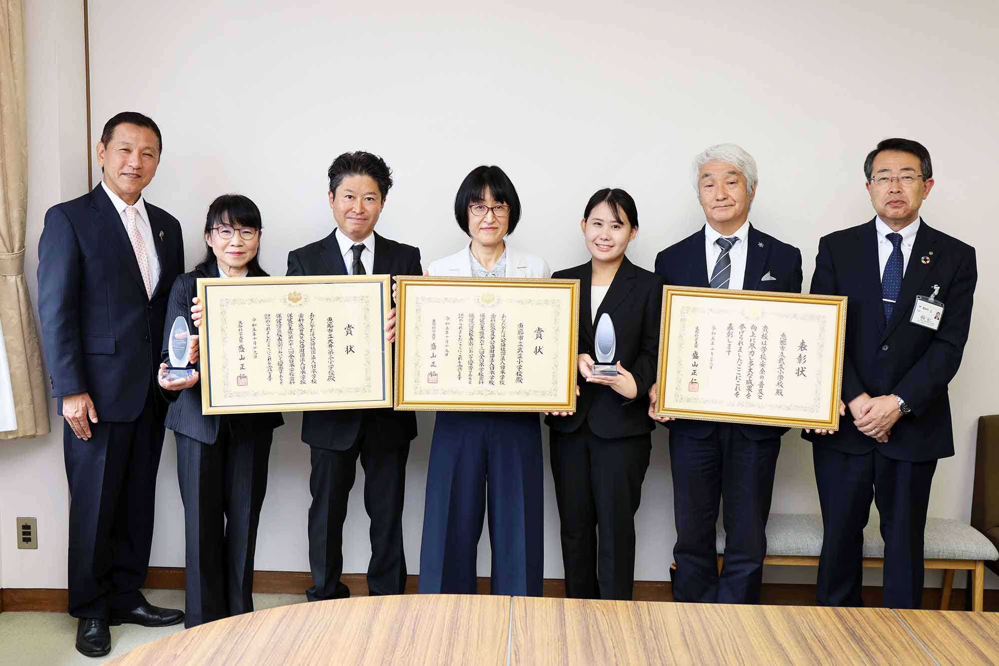 表彰状と盾