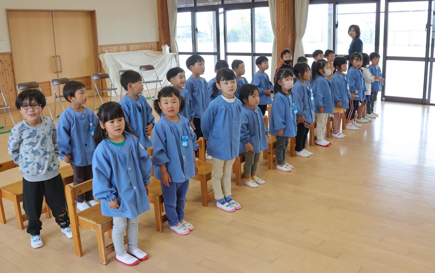 お礼の歌を歌う園児