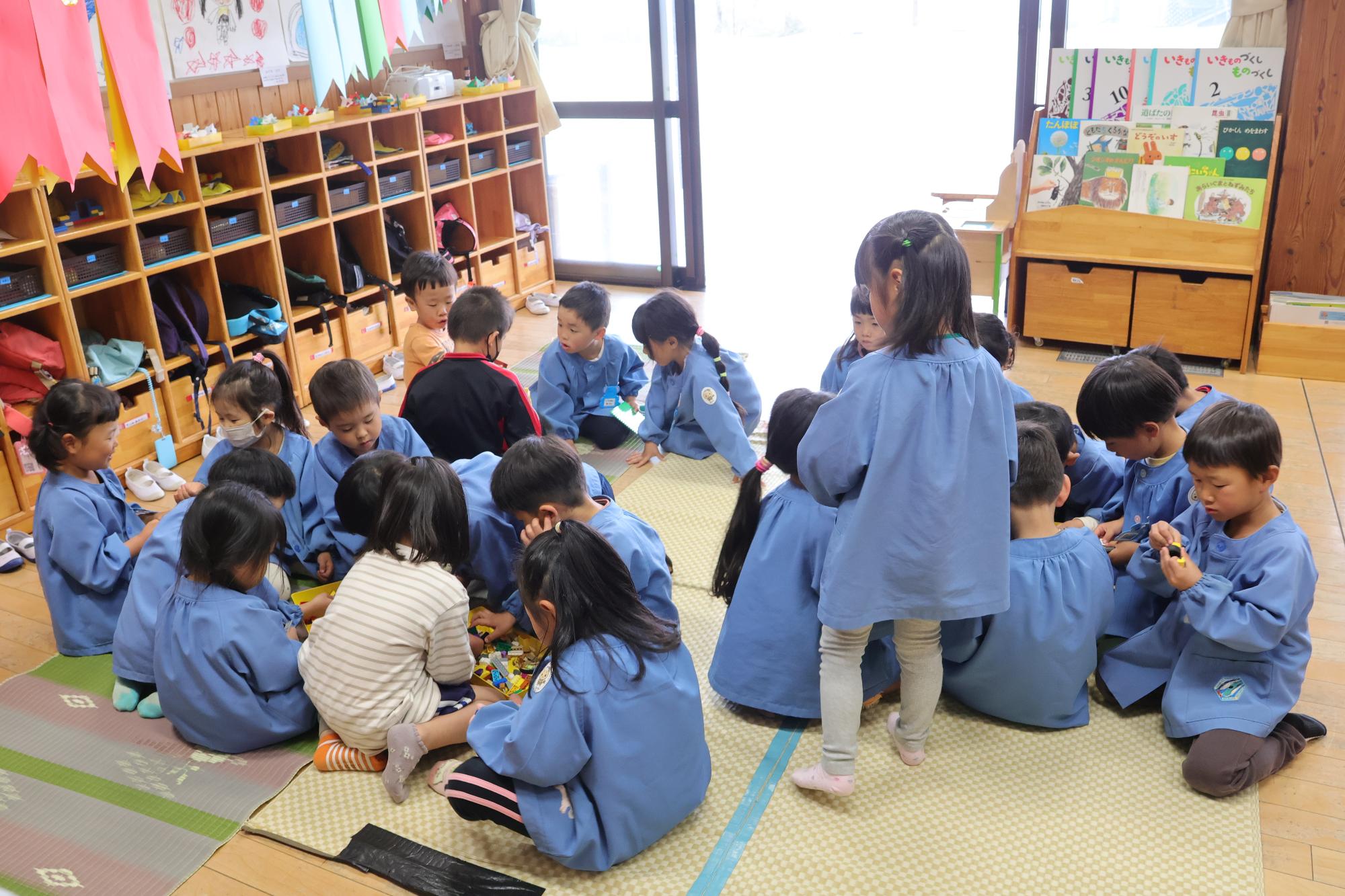 ブロックで遊ぶ園児