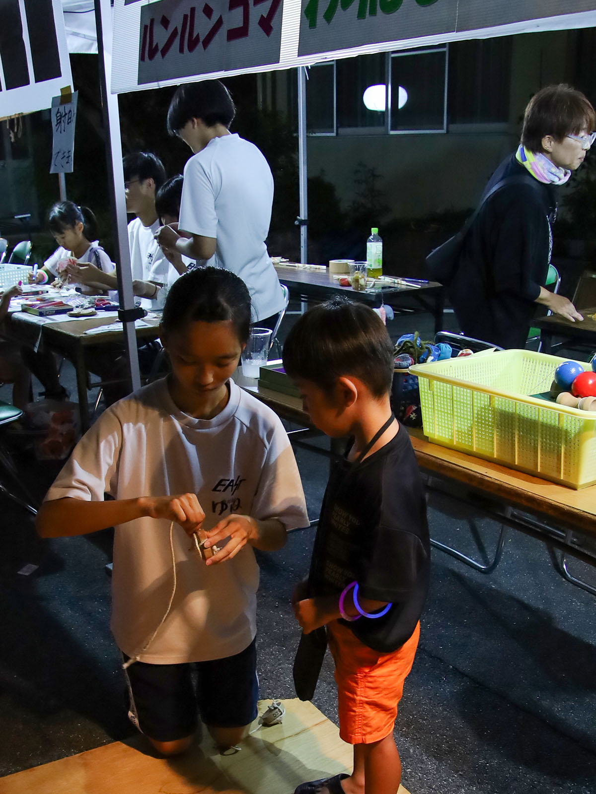 中学生が昔の遊びコーナーを出店