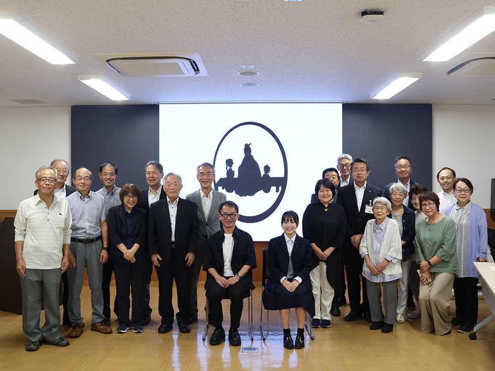 受賞者といわむら一斎塾の皆さんの集合写真