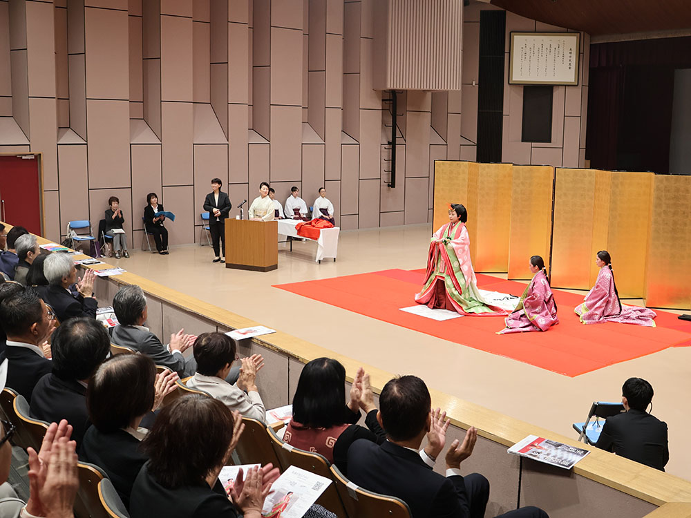 十二単の着装実演を見る観客