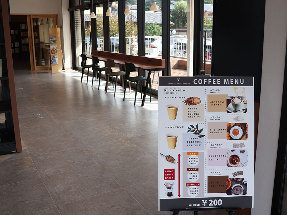 図書館内のカフェコーナー