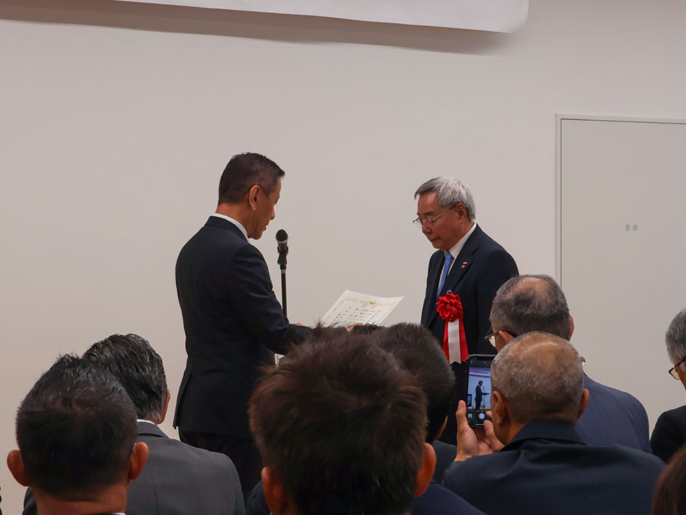 田代会長に感謝状を贈呈