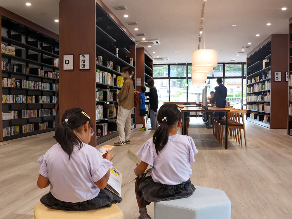 本を読む2人の女の子