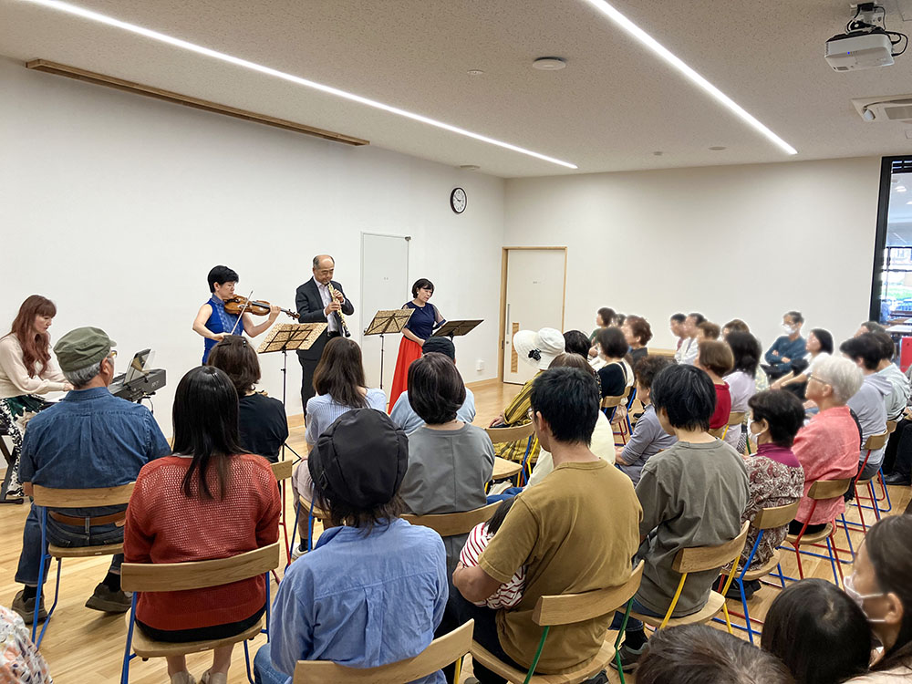 音楽を楽しむ観客ら