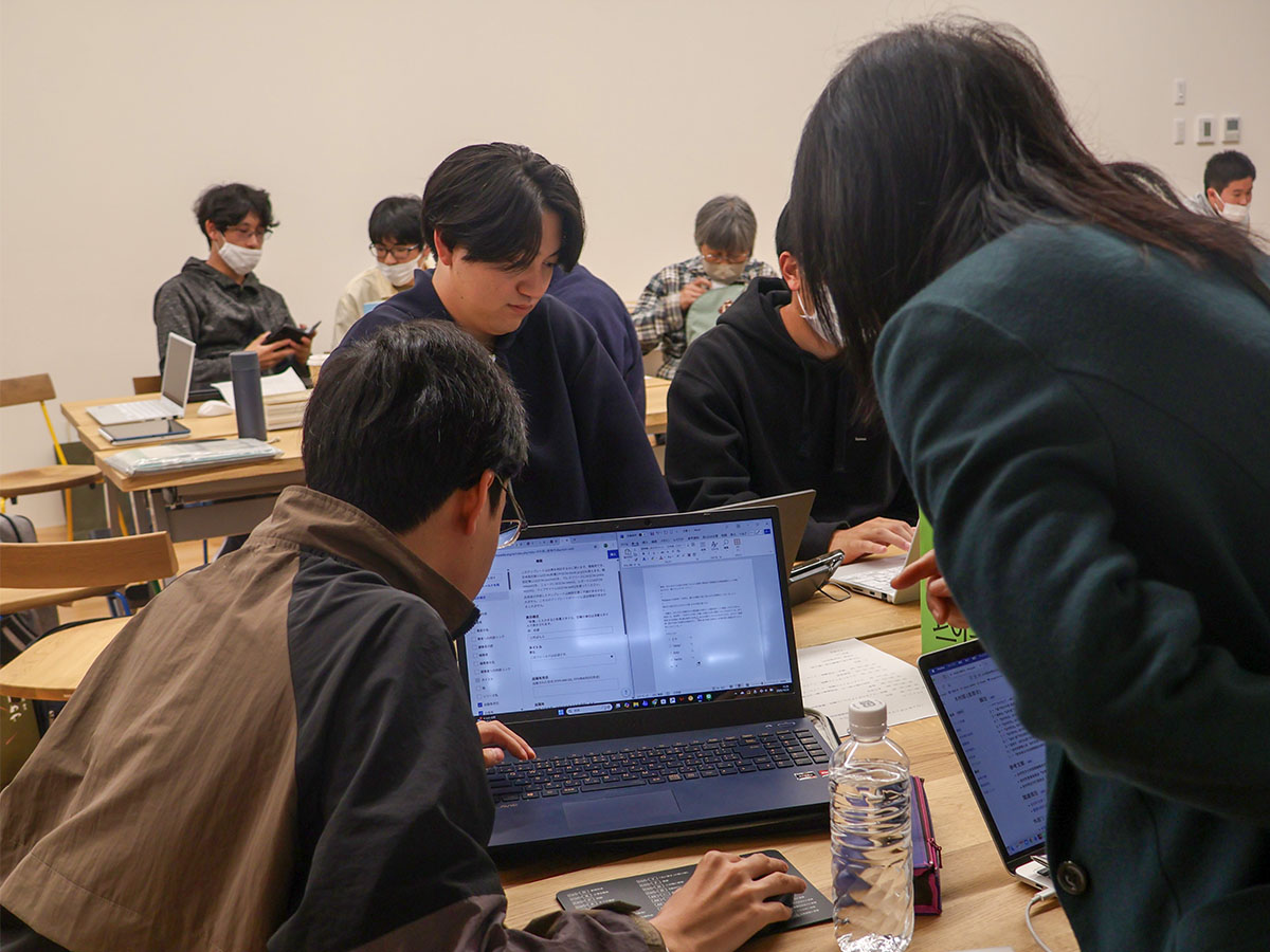 ウィキペディアに投稿する様子