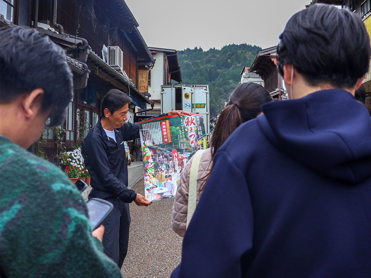 案内人加納さんによる説明
