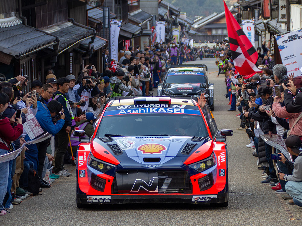 岩村リエゾン応援エリアを走るラリーカーと大勢の観客