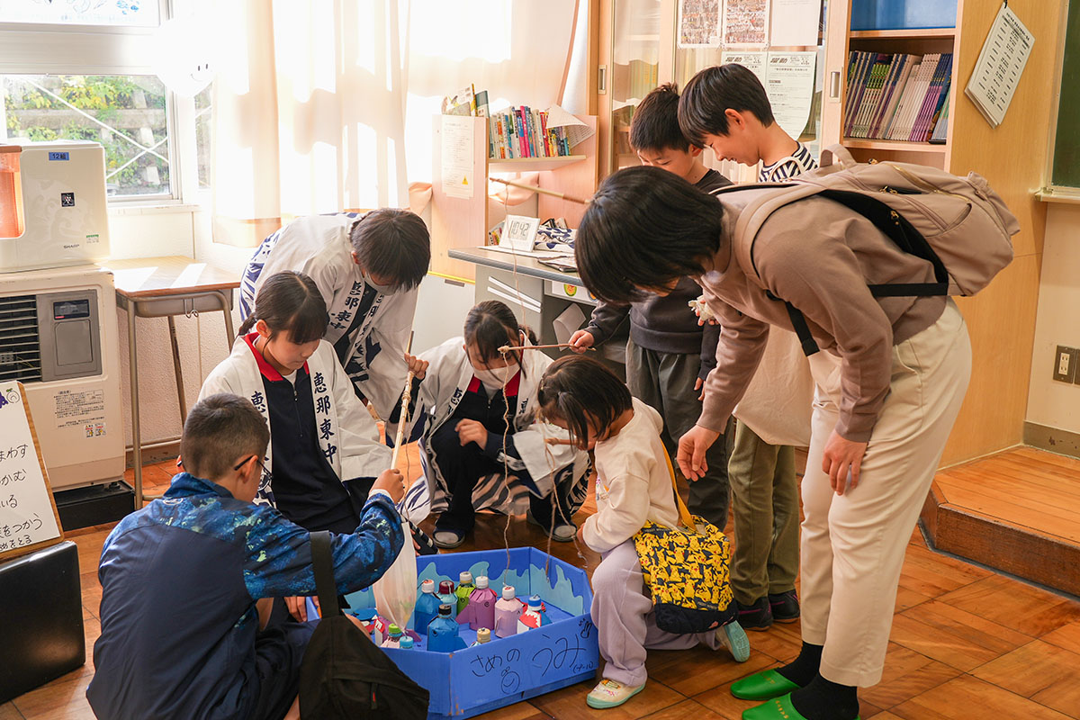 サメ釣りを楽しむ様子