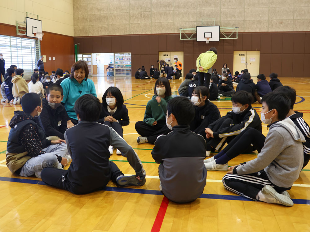 交流する児童ら