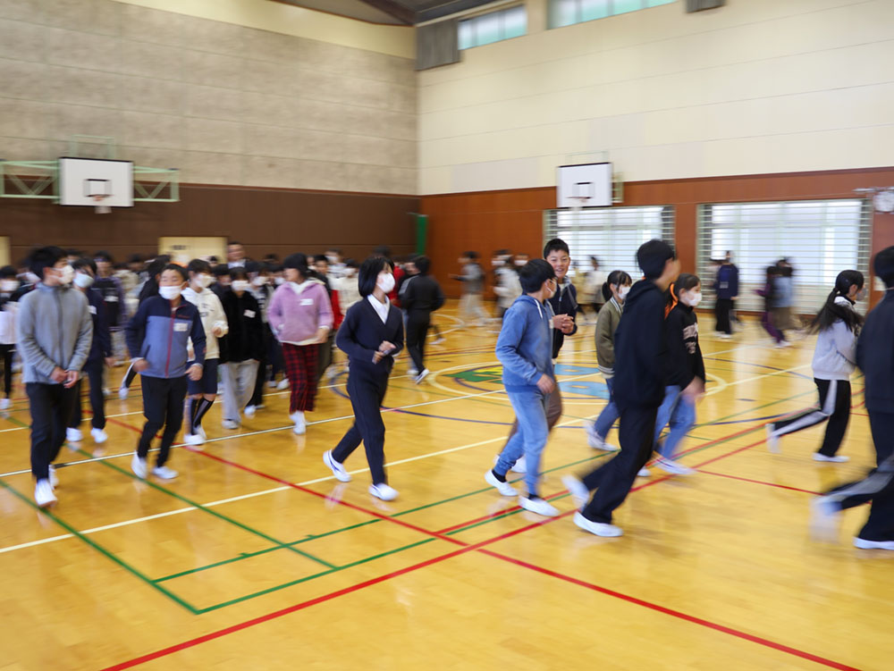 楽しく遊ぶ児童ら