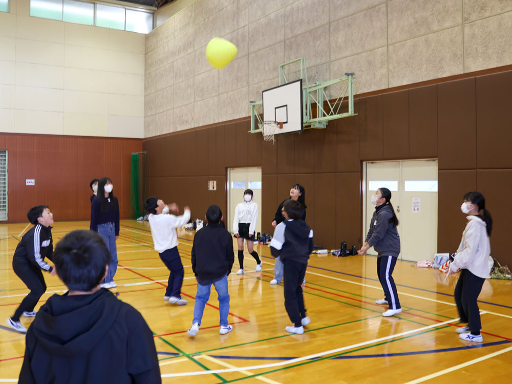 ふらバールで遊ぶ児童ら