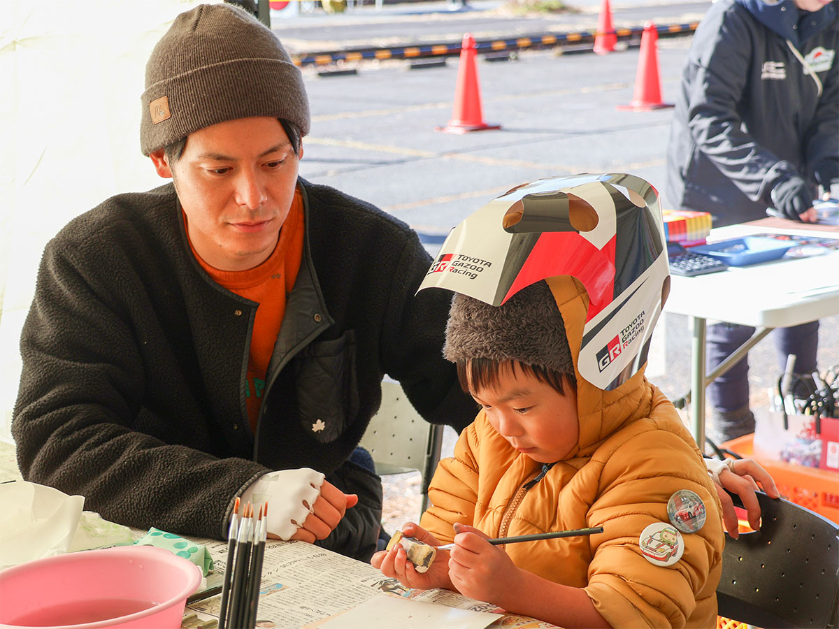 ラリーカーに絵付け体験する親子