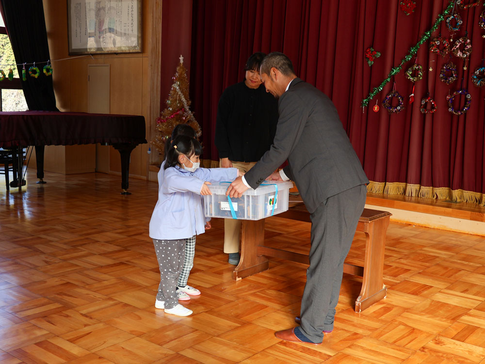 おもちゃを受け取る園児